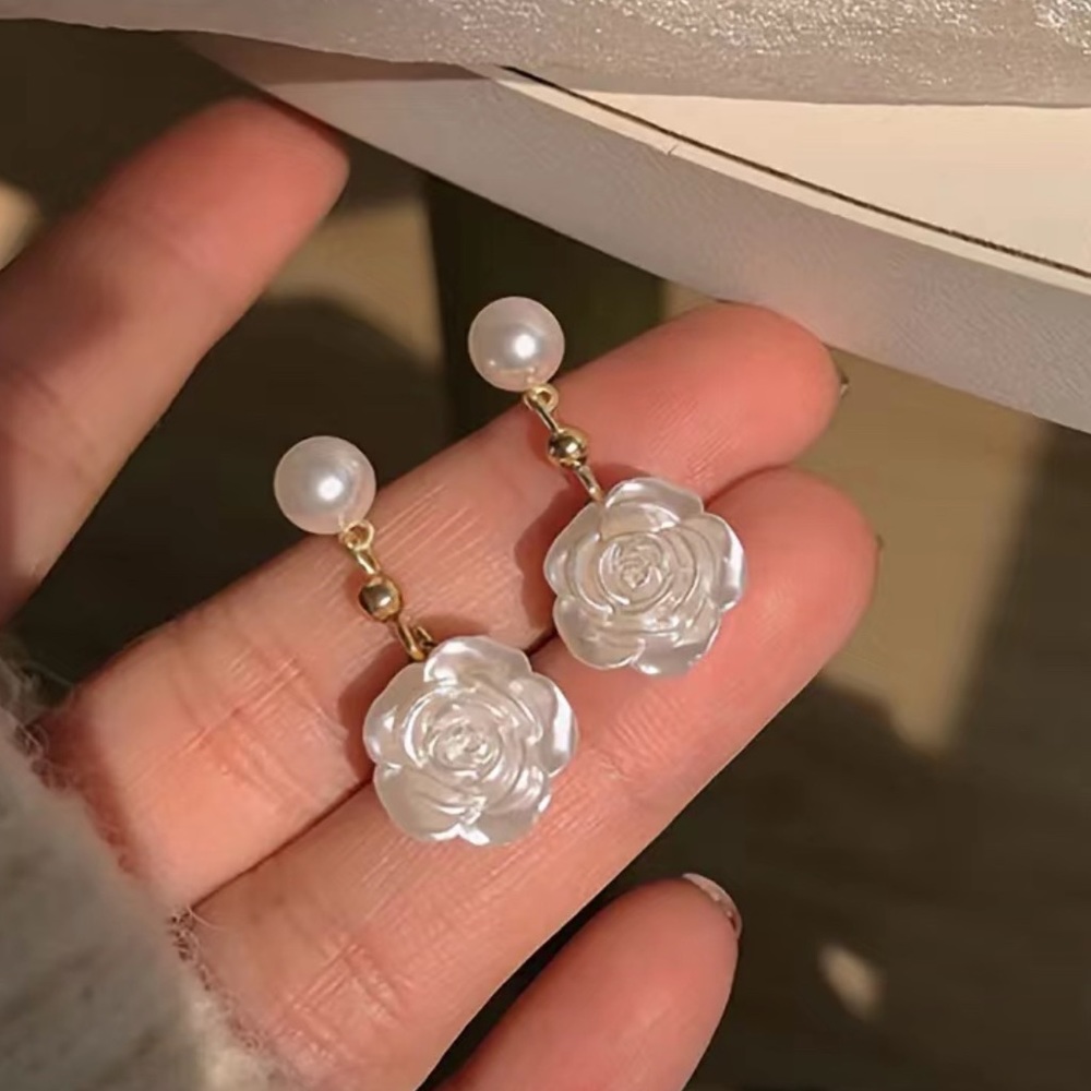 BRAND NEW 🌼GORGEOUS Camellia White Rose Pearl Earrings Luxury Elegant